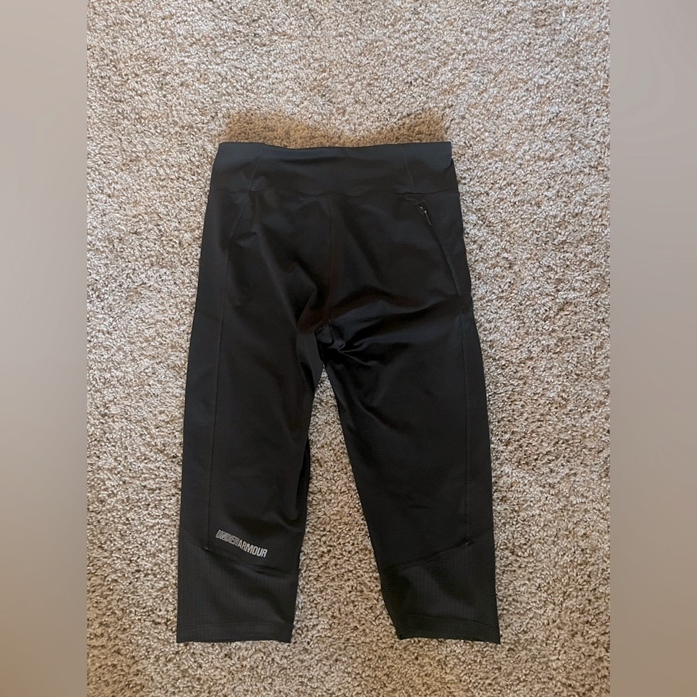 Under Armour Capri Leggings with Zip pocket and Textured Bottom Design